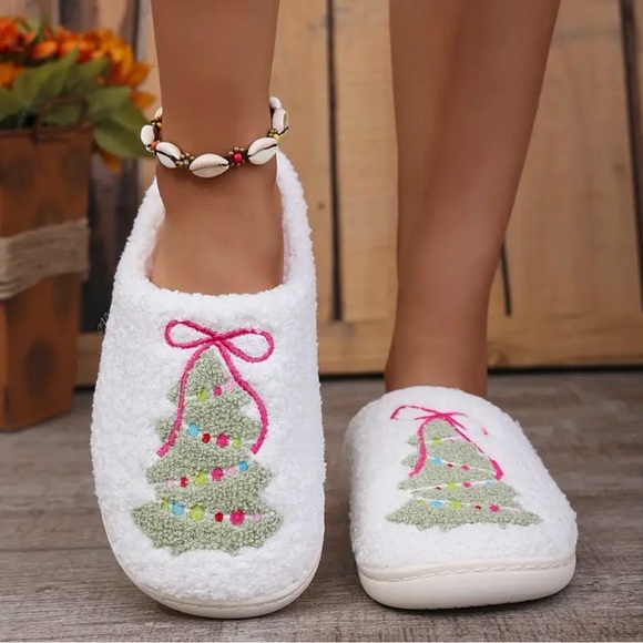 NEW PINK BOW CHRISTMAS TREE SLIPPERS Size 39/40, 7-7.5 NEW!! 🎄💞🎄 - Picture 4 of 7